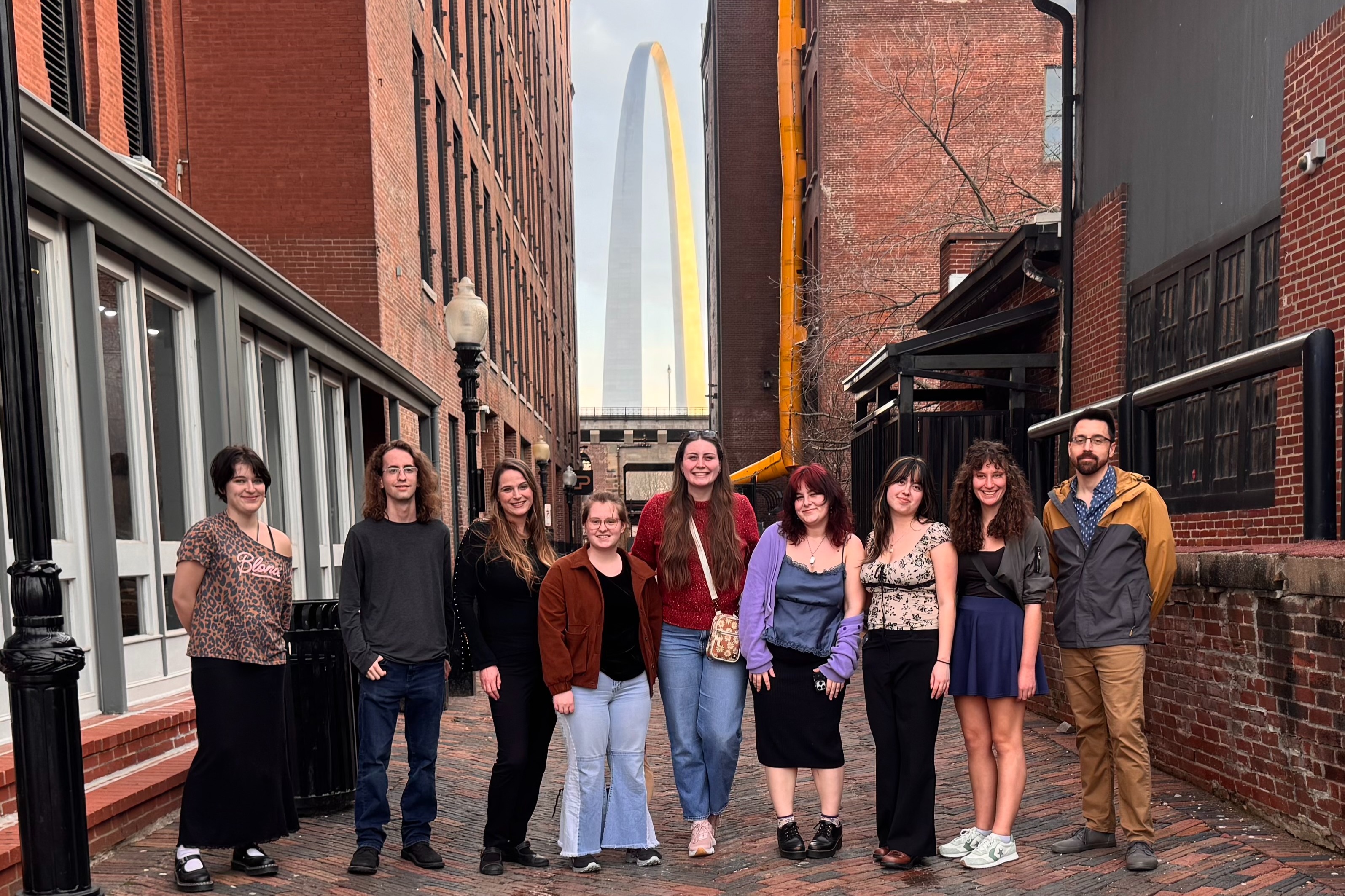 Students in st louis in front of gateway arch